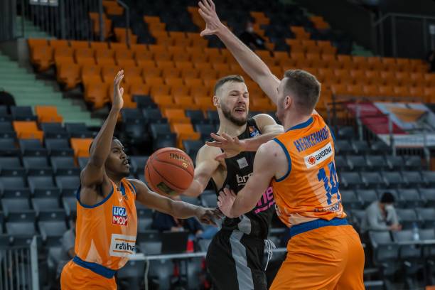 显示出他在 显示出他在